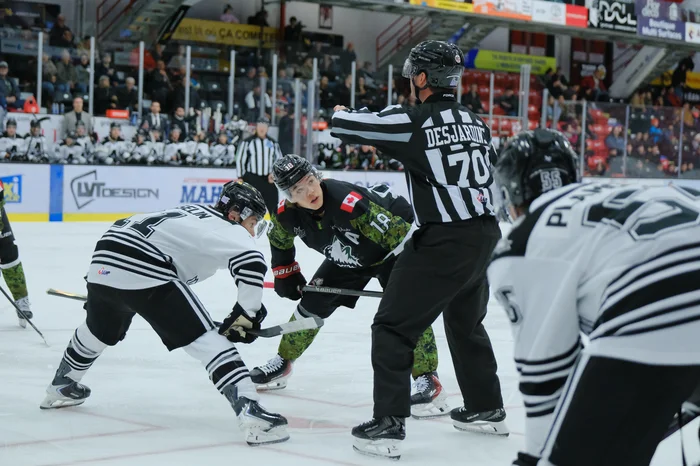 Les Huskies ont remporté 30 des 55 mises en jeu.