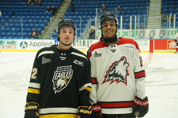 Jacob Hartlin (Eagles) et Charlie Benigno (Huskies) deux produits de la ville d’Halifax en Nouvelle-Écosse.