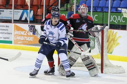 Emmanuel Vermette des Saguenéens à donner le ton tôt dans le match avec les deux premiers buts de son équipe.