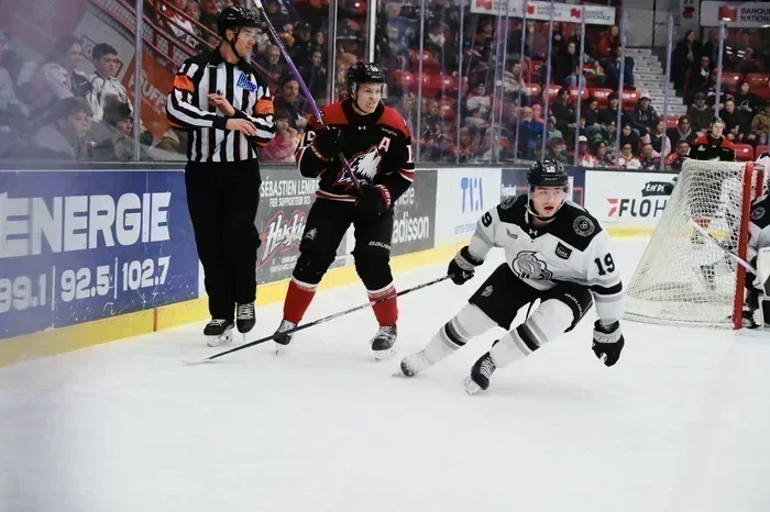 Un effort solide des Olympiques arrêté par un mur devant le filet