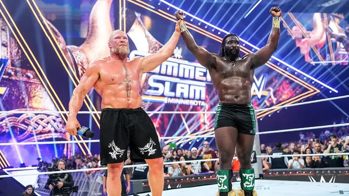 Brock Lesnar tend le flambeau à Oba Femi.