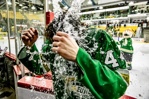 Philippe Veilleux reçoit une douche d'eau pour célébrer sa première étoile&nbsp;