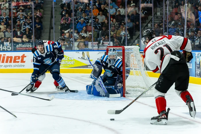 Samuel Rheault inscrit le premier but des Huskies.