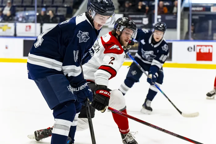 Brayden Kaldenbach avec Owen Kailher sur le dos.