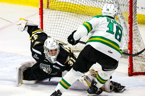 Noah Reinhart devant le gardien des Eagles&nbsp;