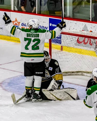 Nathan Brisson également auteur d'un tour du chapeau .