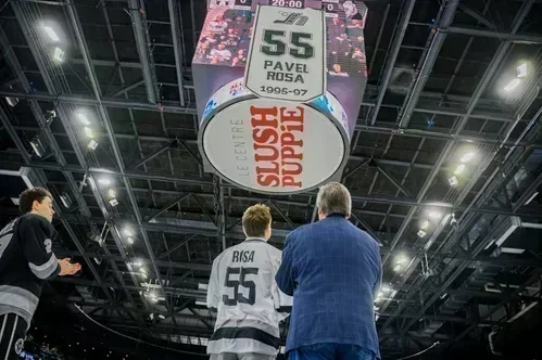 Les Olympiques l’emportent en rendant hommage à Pavel Rosa
