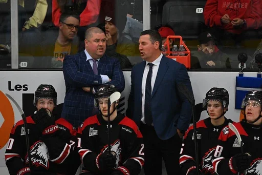 Steve Hartley discutant avec François Beauchemin.