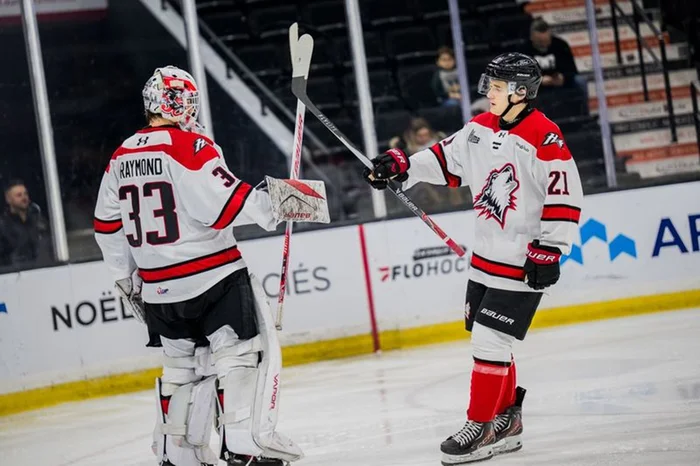 Rheault célébrant son but avec me gardien Raymond.