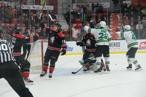 Thomas Verdon célébrant le premier but des Huskies dans ce match.