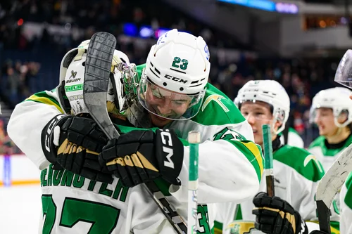 Jordan Labelle qui enlace Émile Beaunoyer après la victoire