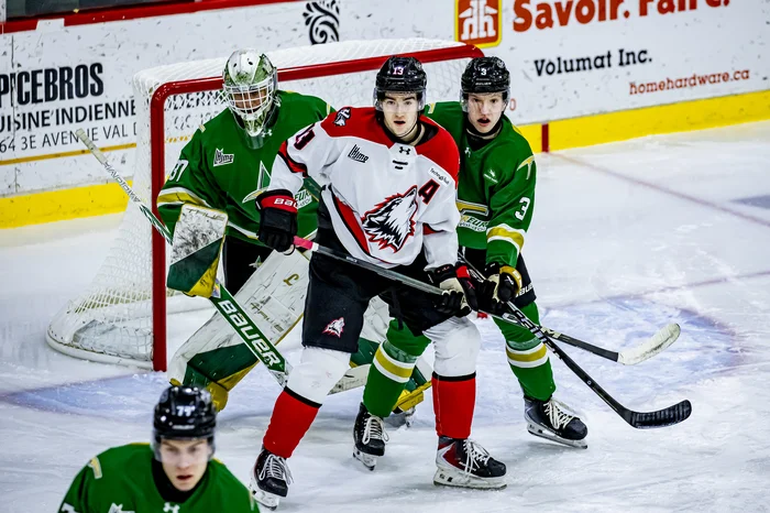 Benjamin Brunelle essayant de cacher Émile Beaunoyer qui a reçu 40 lancers de la meute.