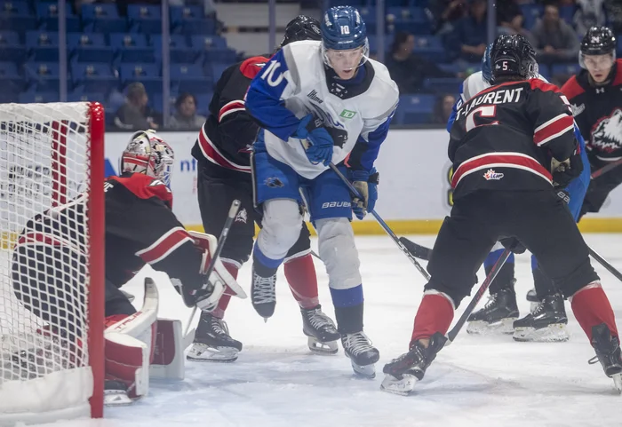 De son côté, Samuel Meloche a fait face à 18 lancers des Sea Dogs.