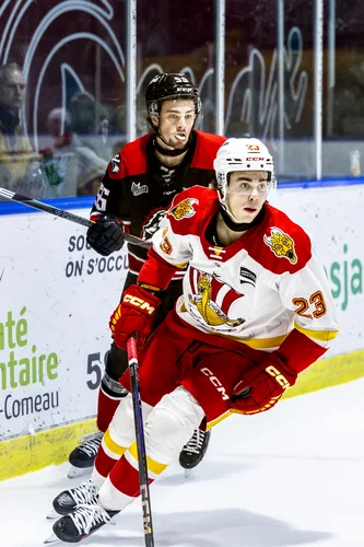 L’ancien des Huskies Evan Courtois avec Ty Higgins dans l’ombre.