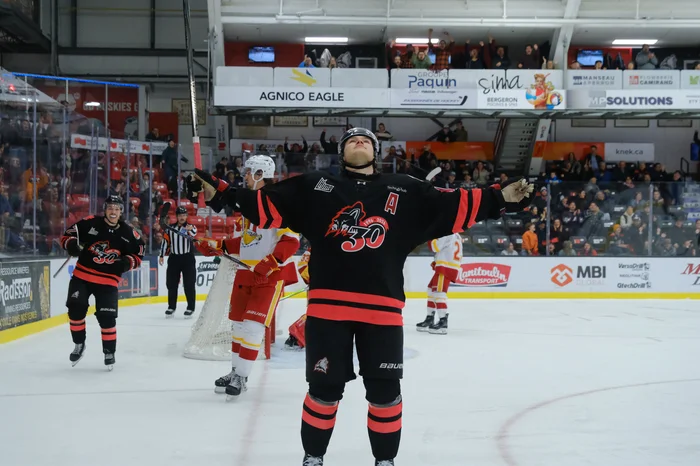 Thomas Verdon célébrant le but qui donne les devants aux Huskies.