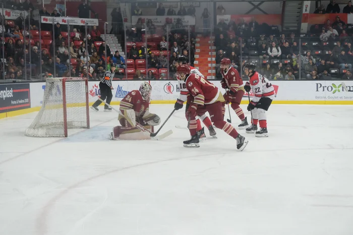 Les Huskies ont envoyé 42 rondelles au filet du Titan.