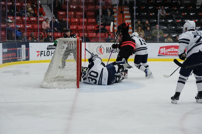 Noah Preston Moore a fait face à 40 lancers de la meute.