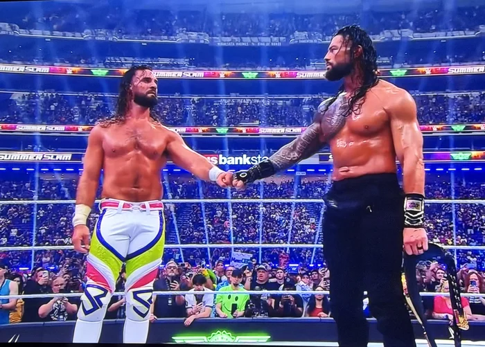 Seth Rollins et Roman Reigns qui se rappellent le Shield en marque de respect.