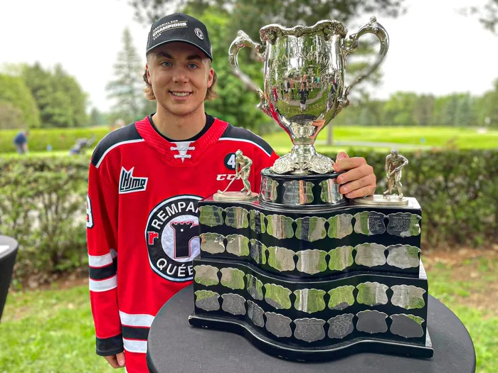 Kassim Gaudet avec la Coupe Memorial&nbsp;