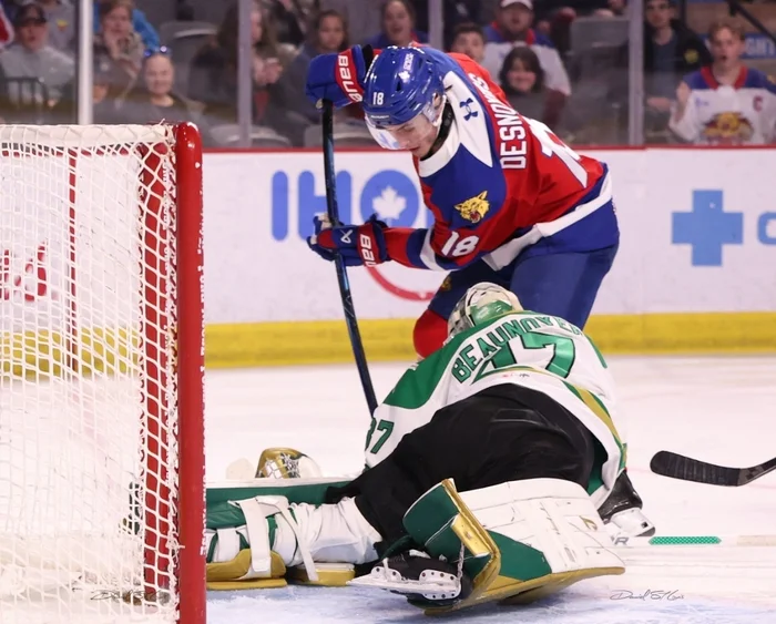 Caleb Desnoyers essaie de déjouer Émile Beaunoyer