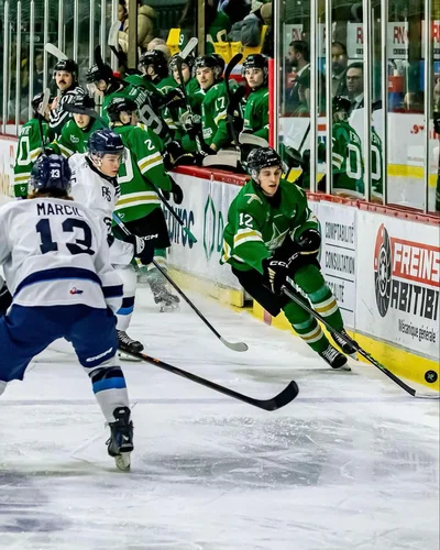Mathias Bourque contrôle la rondelle&nbsp;