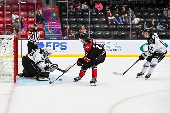 Le gardien des Olympiques Nathan St-Pierre a fait face à 28 tirs de la meute.