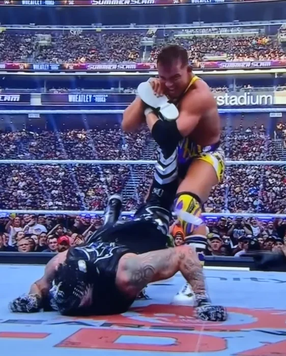 Chad Gable soumet Penta.