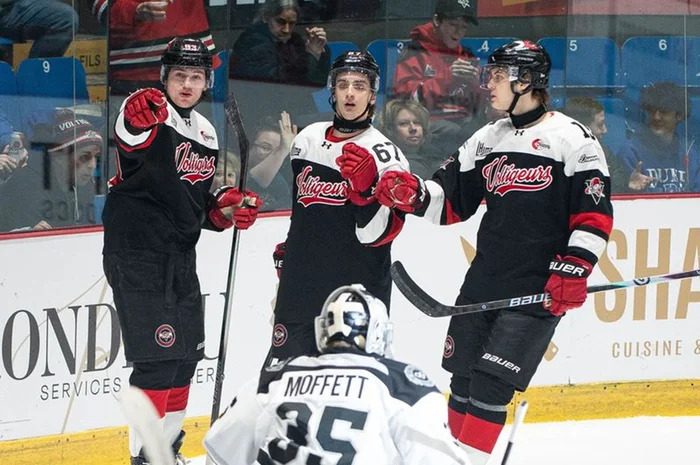 Lou Lévesque célèbre son but avec ses coéquipiers.