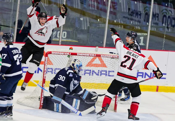 Samuel Rheault et William Vézina célébrant le but de Rheault.