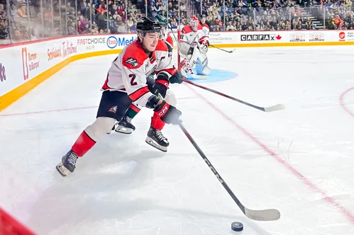 Alex Carr récupère la rondelle.