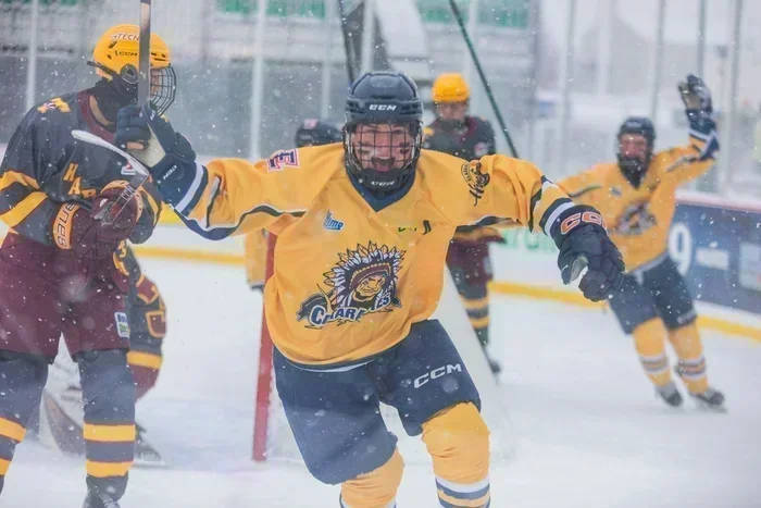 Turcotte et Caron mènent les Estacades à une victoire écrasante !