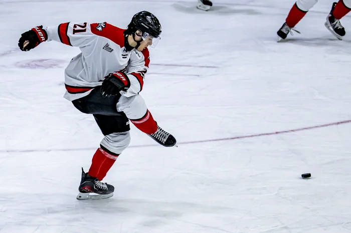 Samuel Rheault sans son bâton dégageant la rondelle de la zone des Huskies avec son pied.