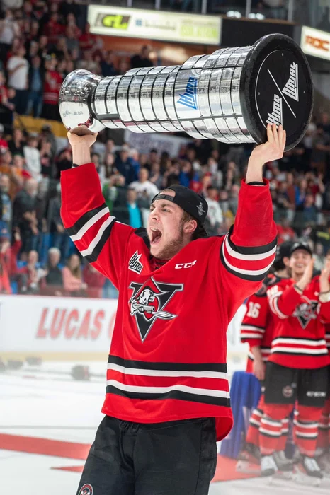Kassim Gaudet souleve le Trophée Gilles Courteau&nbsp;