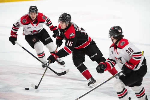 Harijs Cjunskis en zone neutre entouré par des Voltigeurs.