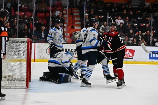 Nathan Langlois en bataille devant le filet.