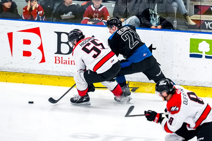 Ty Higgins qui soutire la rondelle à la deuxième étoile du match Brayden Besner.