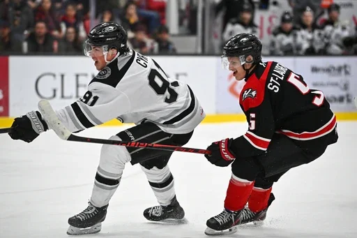 Simon-Xavier Cyr poursuivit par Antoine St-Laurent.