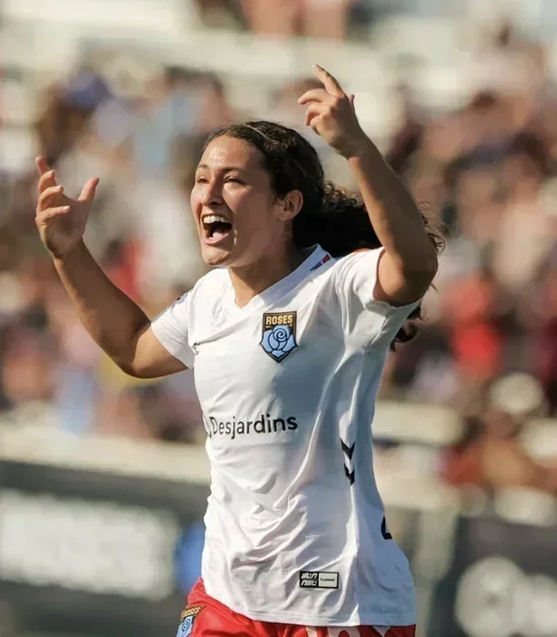 Chloé Minas offre la victoire aux Roses