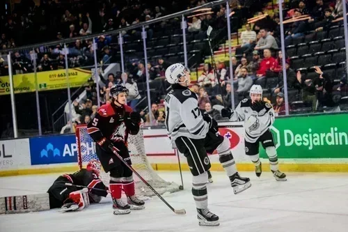 Lukas Landry se donne en spectacle face aux Huskies